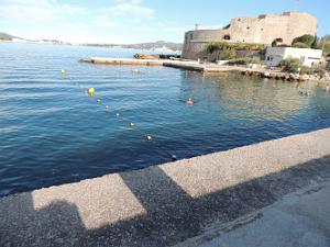 25 Toulon la tour royale et les papy qui nage